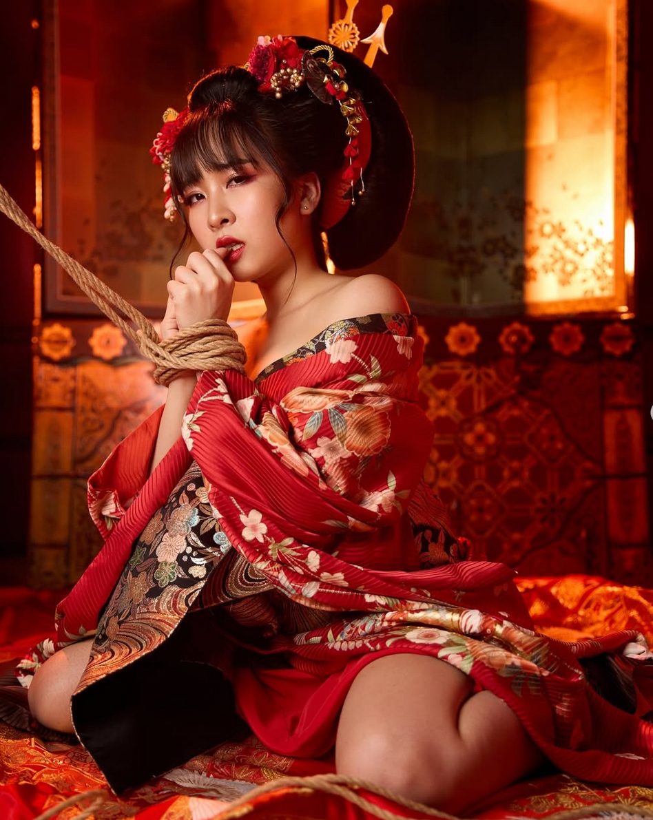 Red-kimono portrait with wrist ties by Bunny on a guest model